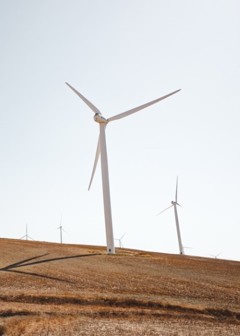 Grafik, die Windräder, Strommasten oder Energieversorgung symbolisiert. Zeigt die Intervista AG Lösungen für Omnichannel-Vertrieb und Provisionierung in der Energie- und Versorgungsbranche.